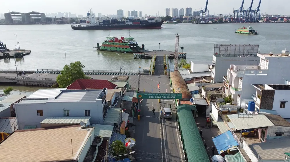 Phà Cát Lái nối huyện Nhơn Trạch (tỉnh Đồng Nai) với TP Thủ Đức (TPHCM)