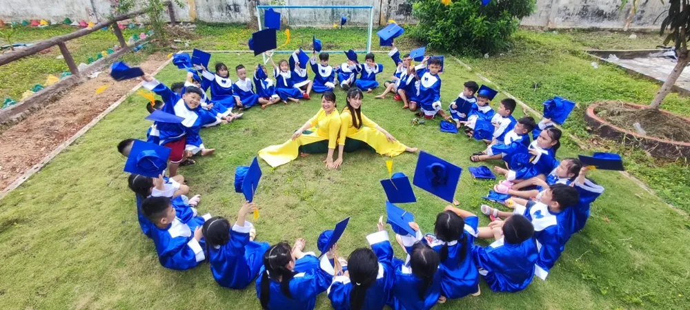 Cô trò Trường Mầm non Tân Phước chụp hình lưu niệm Cô trò Trường Mầm non Tân Phước chụp hình lưu niệm