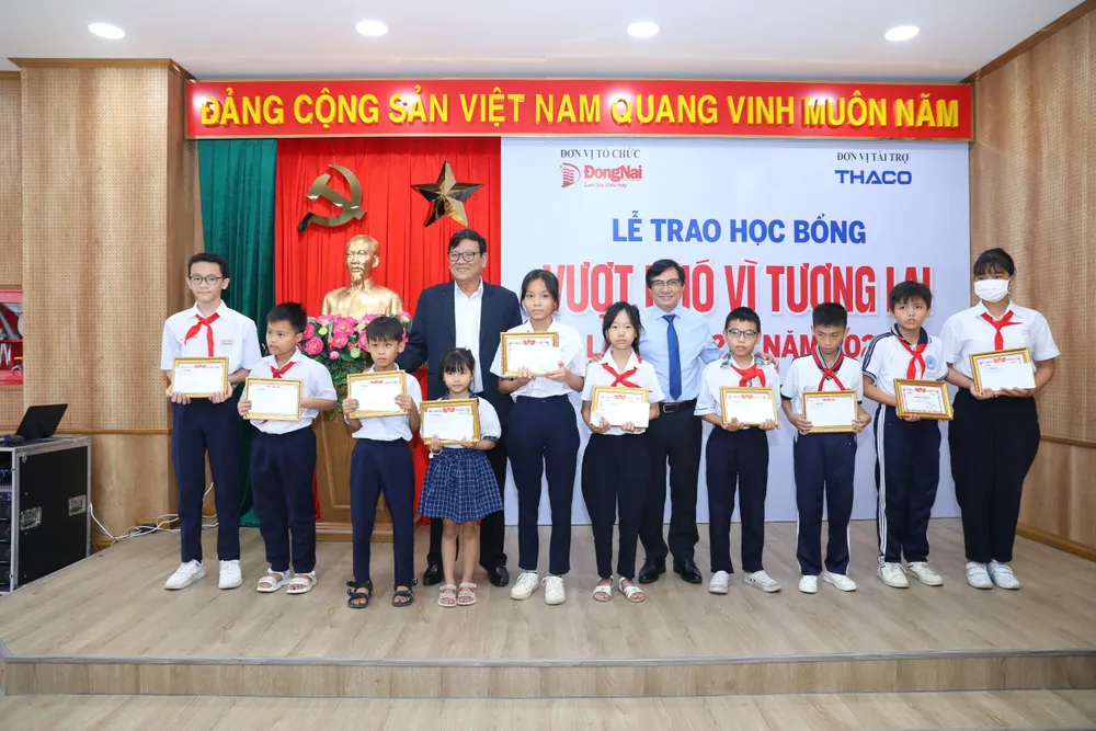 Lãnh đạo tỉnh Đồng Nai trao học bổng đến các em học sinh vượt khó Lãnh đạo tỉnh Đồng Nai trao học bổng đến các em học sinh vượt khó