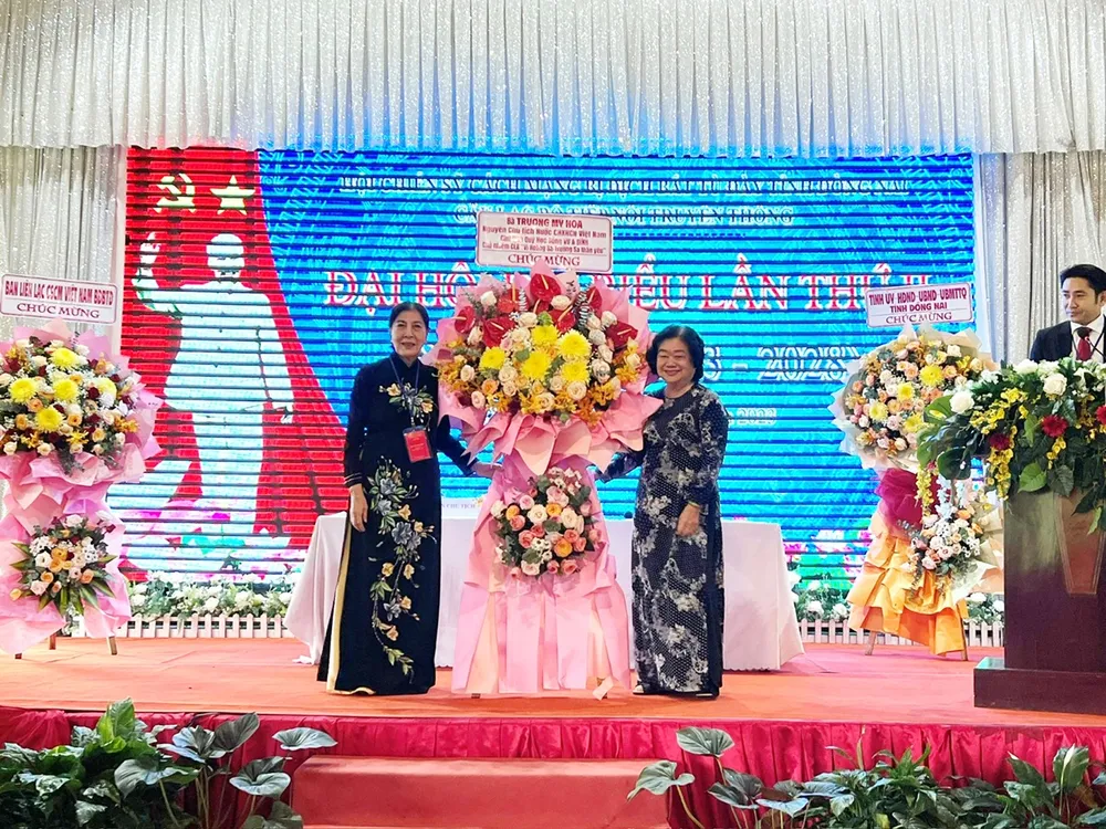 Bà Trương Mỹ Hoa (phải) tặng hoa chúc mừng đại hội Bà Trương Mỹ Hoa (phải) tặng hoa chúc mừng đại hội