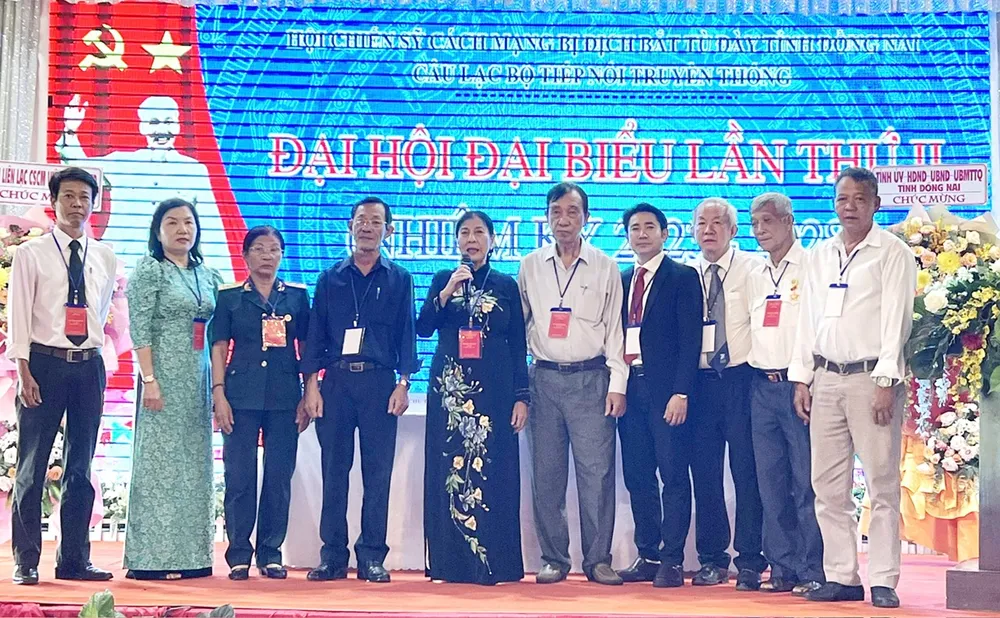 Bà Trần Thị Hoà (phát biểu) nhận nhiệm vụ cùng Ban Chủ nhiệm CLB khóa II Bà Trần Thị Hoà (phát biểu) nhận nhiệm vụ cùng Ban Chủ nhiệm CLB khóa II