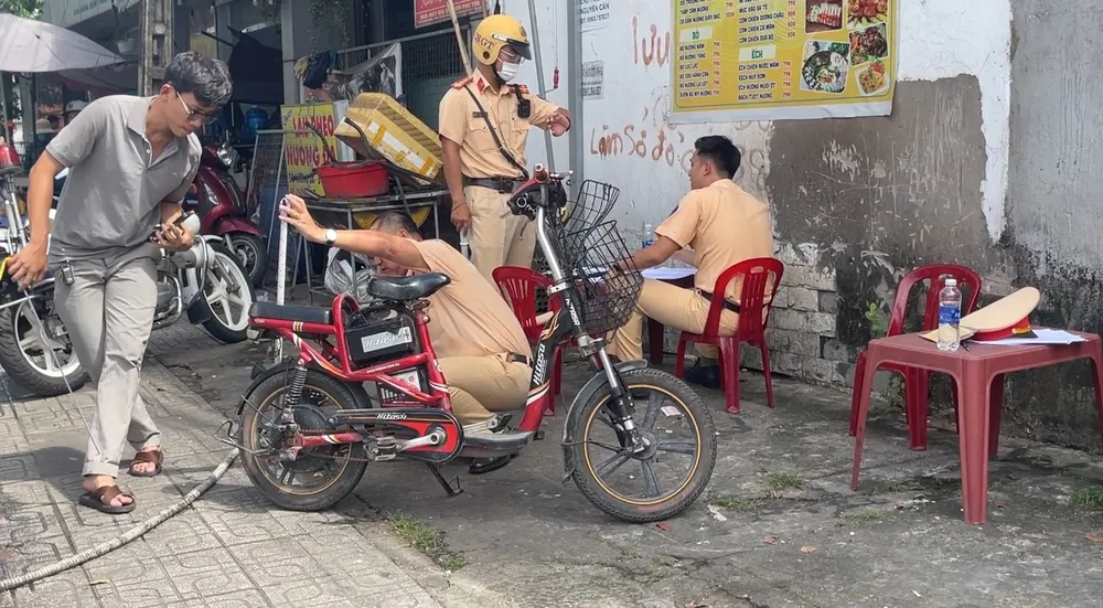 CSGT khám nghiệm chiếc đạp điện trong vụ án CSGT khám nghiệm chiếc đạp điện trong vụ án