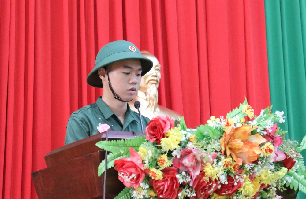 Đại diện thanh niên huyện Định Quán hứa quyết tâm trước giờ lên đường nhập ngũ anh-3-4840.jpg