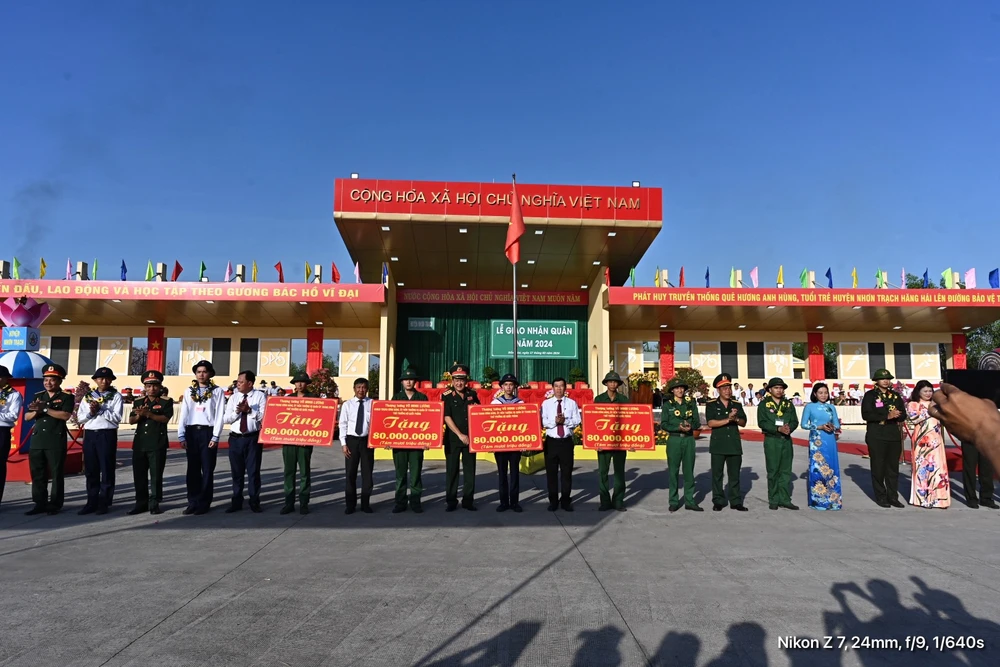 Trao tặng 4 căn nhà tình nghĩa quân dân z5196457394901-abfdd68da17b9e647037dd9e776a28ad-4012.jpg