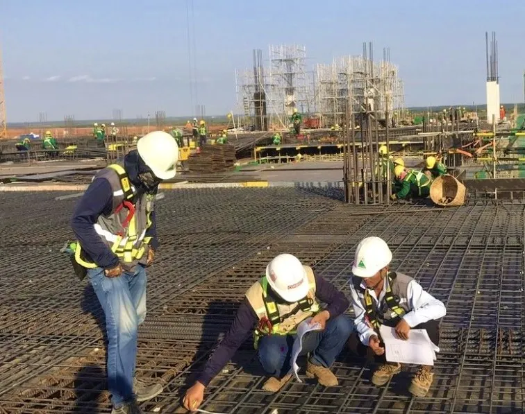 2 - Trong cái nắng nóng bỏng sát của những ngày tháng 4, cán bộ, kỹ sư đang miệt mài kiểm tra kỹ thuật thi công tại một số hạng mục trên công trường sân bay Long Thành.jpg