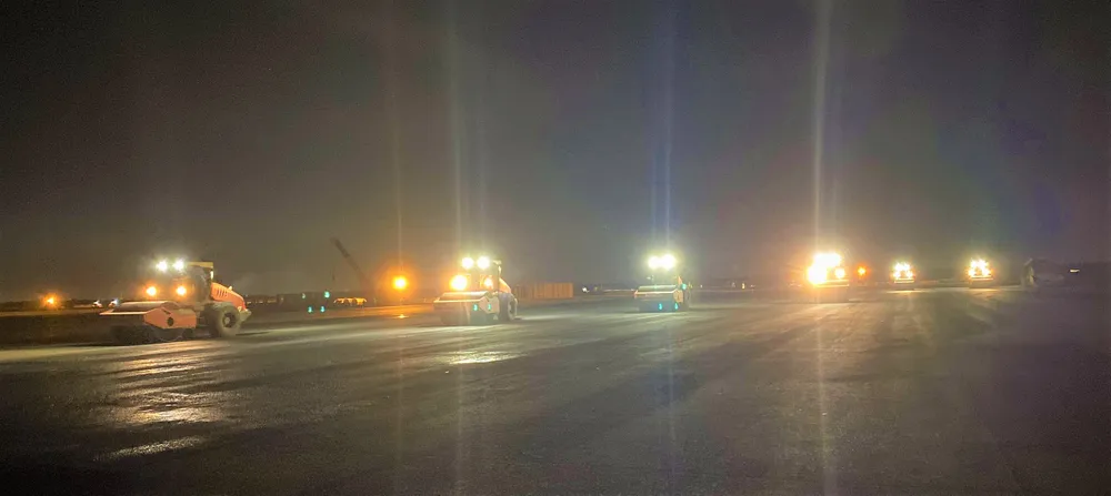 4.4 Đơn vị thi công Vinaconex tập trung nhiều xe lu để san ủi, lấp nền tạo mặt bằng khu vực xây dựng sân bay Long Thành.jpg