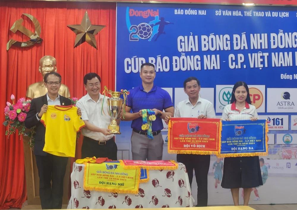 Ban tổ chức giới thiệu áo đấu, cờ, cúp vô địch giải đấu 1000034389.jpg