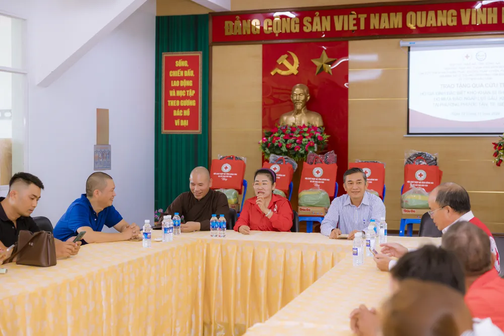 Lễ trao quà hỗ trợ người dân bị lũ lụt tại phường Phước Tân 0K5A1125.jpg