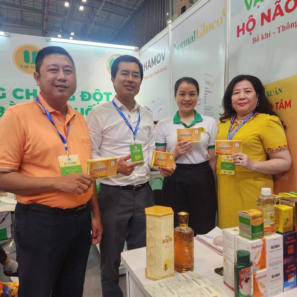 Giới thiệu các sản phẩm của Công ty Vạn Xuân tại Hội chợ Dược liệu 2024.jpg