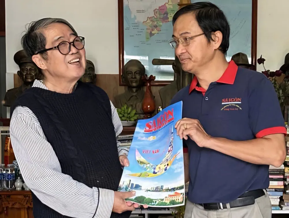 báo Xuân SGGP đến thư viện Cù lao Rùa, TP Tân Uyên, tỉnh bình Dương.jpg