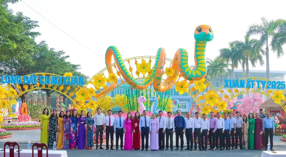 Lãnh đạo huyện Long Đất chụp ảnh trước đường hoa xuân Ất Tỵ 2025, ảnh NÔNG NGÂN.jpg