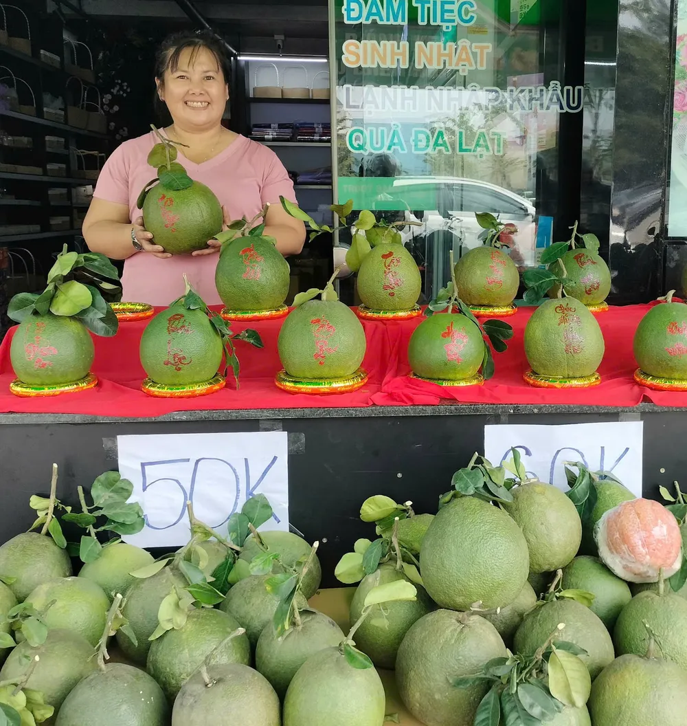 Người dân TP Biên Hoà (tỉnh Đồng Nai) bán bưởi đặc sản Tân Triều, Ảnh HOÀNG BẮC.jpg