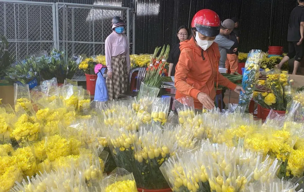 Người dân TP Vũng Tàu lựa mua hoa tết trên đường Lê Quý Đôn, ảnh NÔNG NGÂN.jpg