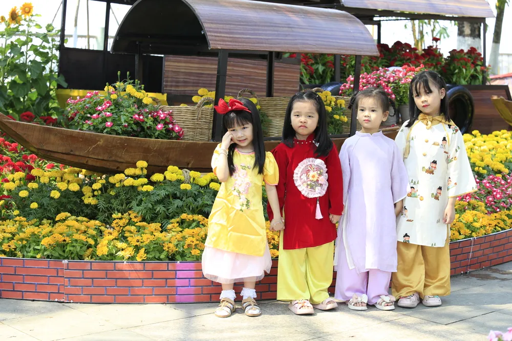 Trẻ em tạo dáng ở đường hòa bên sông Đồng Nai, TP Biên Hòa.JPG