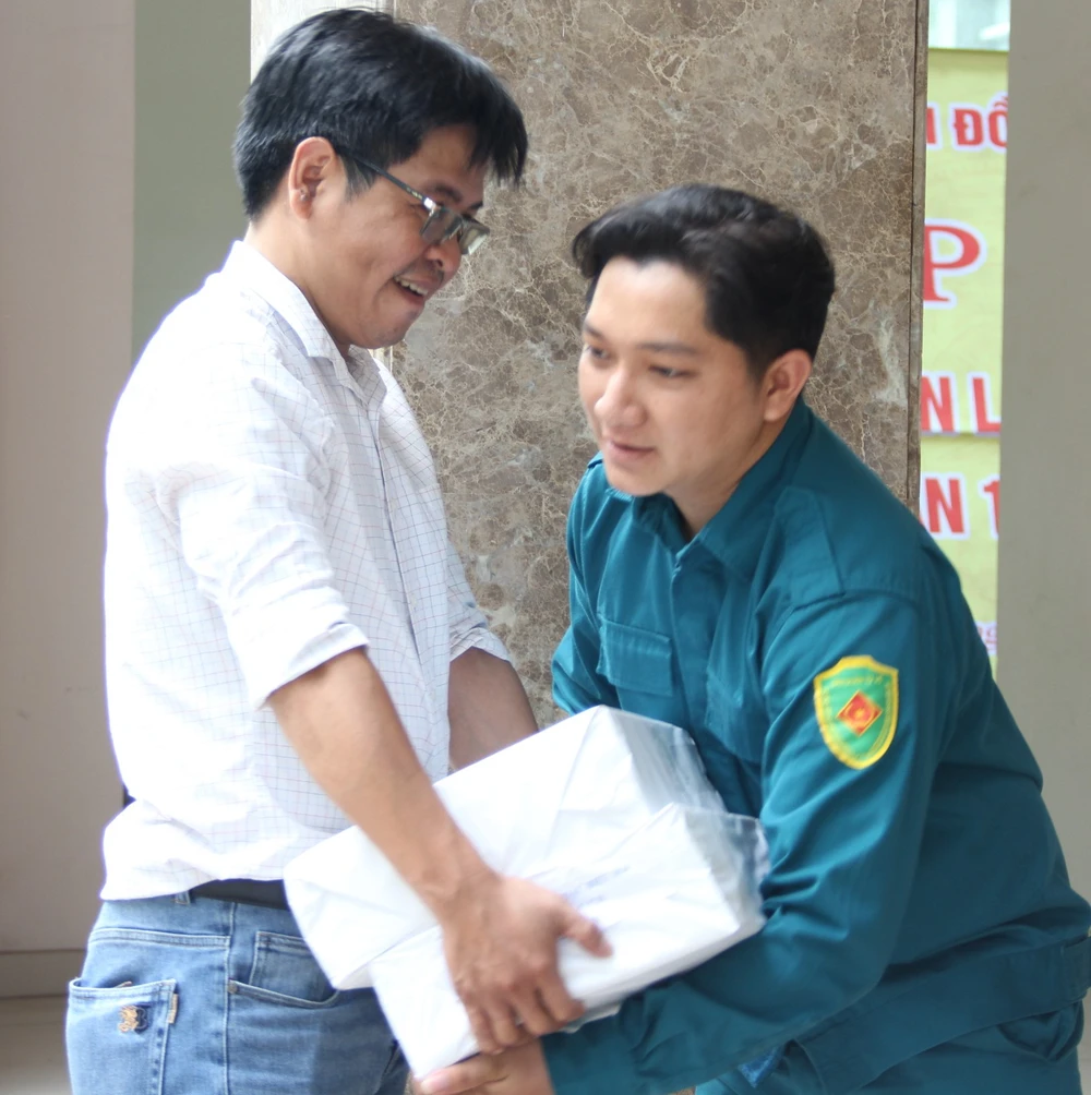 Đặc san Báo SGGP phát hành đến Văn phòng UBND huyện Long Thành, tỉnh Đồng Nai 1000059753.jpg