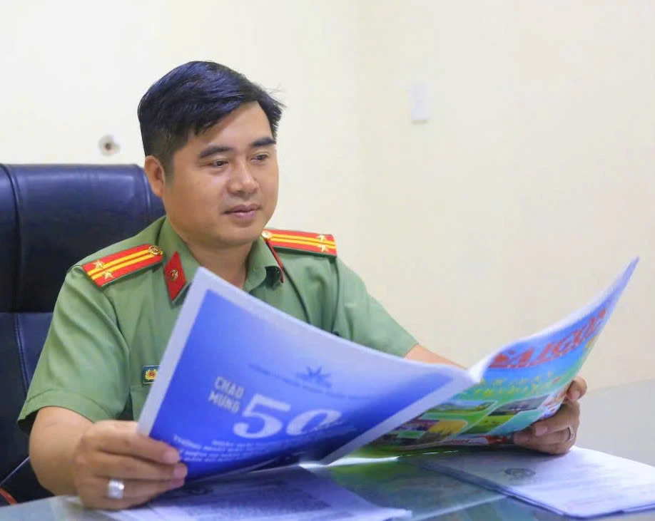 Trung tá Hoàng Kim Sự (cán bộ Phòng PA03, Công an tỉnh Đồng Nai) đọc Đặc san Báo SGGP Ảnh 5 - Trung tá Hoàng Kim Sự, Phòng PA03 Công an tỉnh Đồng Nai đọc Đặc san 30- 4 của Báo Sài Gòn Giải Phóng.jpg