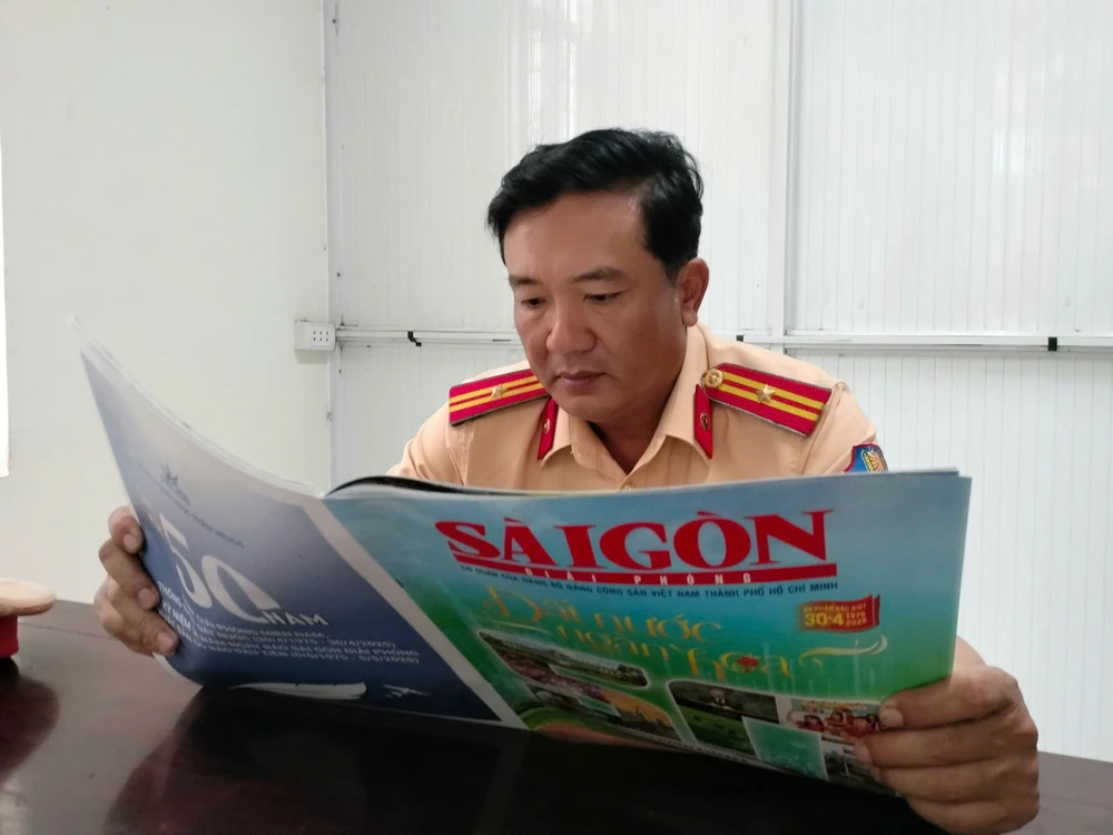 Đặc san Báo SGGP phát hành đến Trạm CSGT Ngã 3 Thái Lan (Phòng CSGT Đồng Nai) ảnh 6- Đặc SGGP phát hành đến Trạm CSGt Ngã 3 Thái Lan (Phòng CSGT Đồng Nai).jpg