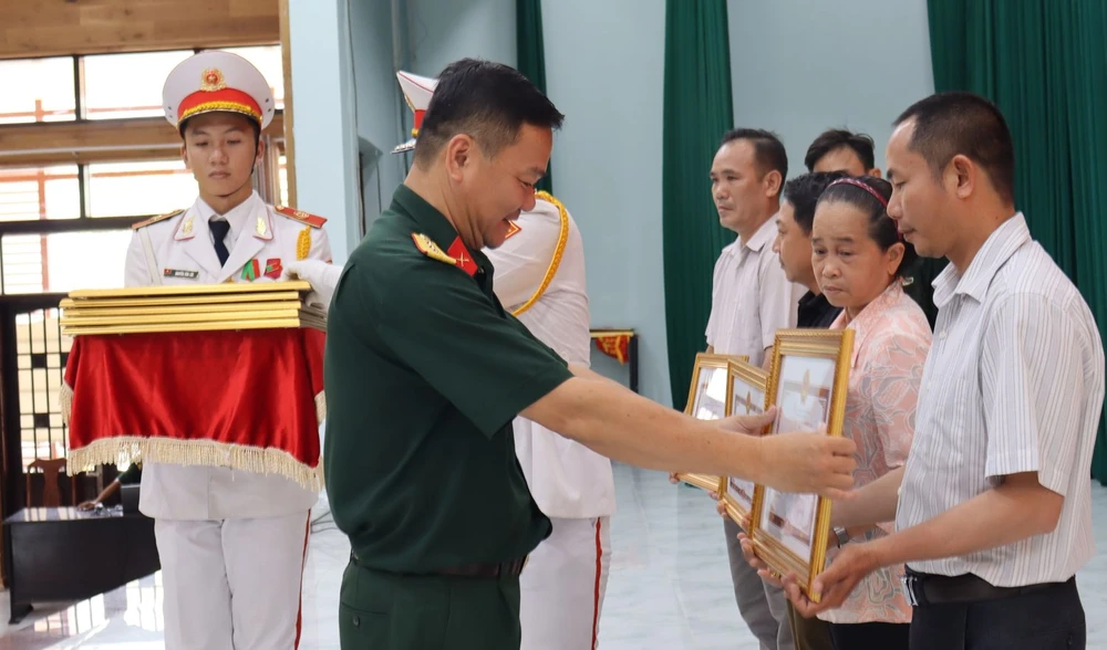 Đại tá Bùi Đăng Ninh, Chính ủy Bộ Chỉ huy quân sự tỉnh khen thưởng các hộ gia đình có thành tích động viên con em lên đường nhập ngũ 4.JPG