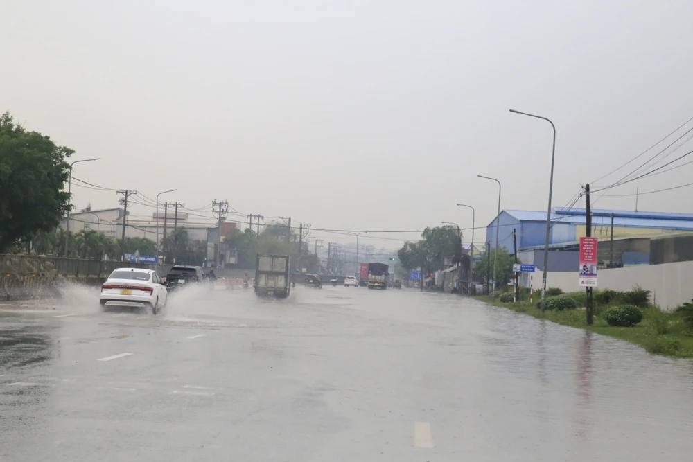 Quốc lộ 1K ngập nặng _MG_3551.JPG