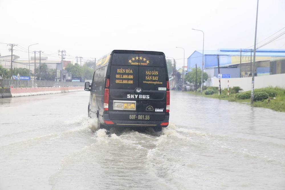 Xe ô tô khó khăn di chuyển qua đoạn ngập trên đường Nguyễn Ái Quốc (đoạn qua phường Hóa An) _MG_3565.JPG