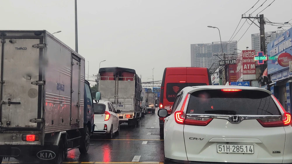 Mưa kéo dài gây ùn ứ cục bộ nút giao Quốc lộ 1k với Quốc lộ 1, cầu vượt Linh Xuân trên Quốc lộ 1 z6586761735606_7539660382223a0657ddfb3a6f241f6e.jpg