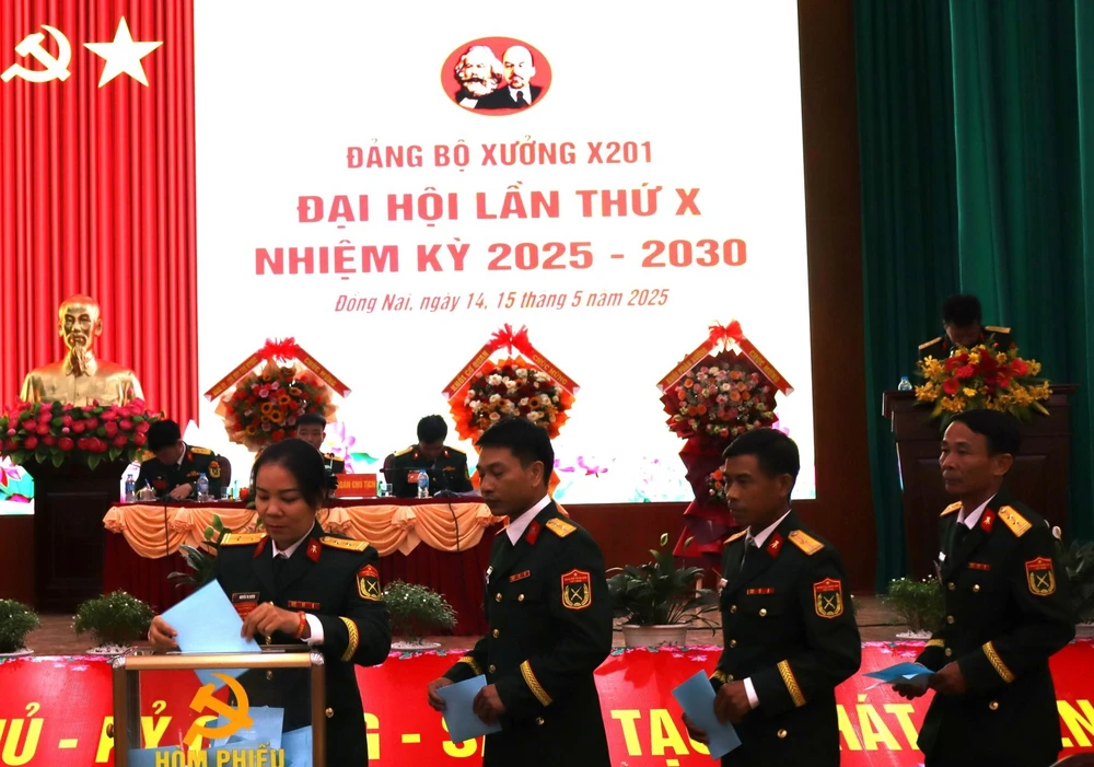 Đại hội Đảng bộ Xưởng X201, Cục Kỹ thuật quân, binh chủng, Tổng cục Hậu cần - Kỹ thuật (HCKT) lần thứ X, nhiệm kỳ 2025-2030 bế mạc vào chiều 15-5 Anh 3.jpg