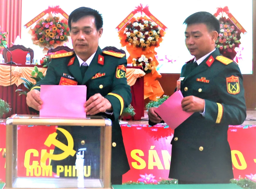 Các đại biểu bỏ phiếu bầu Ban Chấp hành, đoàn đại biểu dự đại hội cấp trên Nguyệt Hà 1 .jpg