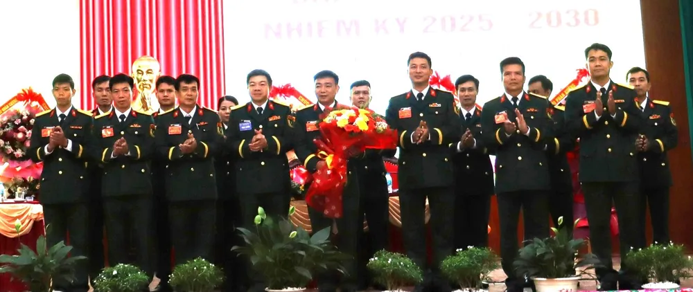Lãnh đạo Cục Kỹ thuật quân, binh chủng tặng hoa chúc mừng Ban Chấp hành và đoàn đại biểu dự đại hội cấp trên Nguyệt hà 3 .jpg