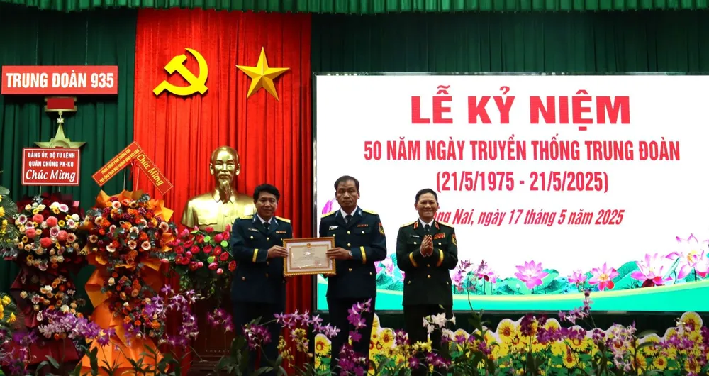 Trung tướng Phạm Trường Sơn, Phó Tổng tham mưu trưởng Quân đội nhân dân Việt Nam tặng Bằng khen của Bộ Quốc phòng cho Trung đoàn 935 1.JPG