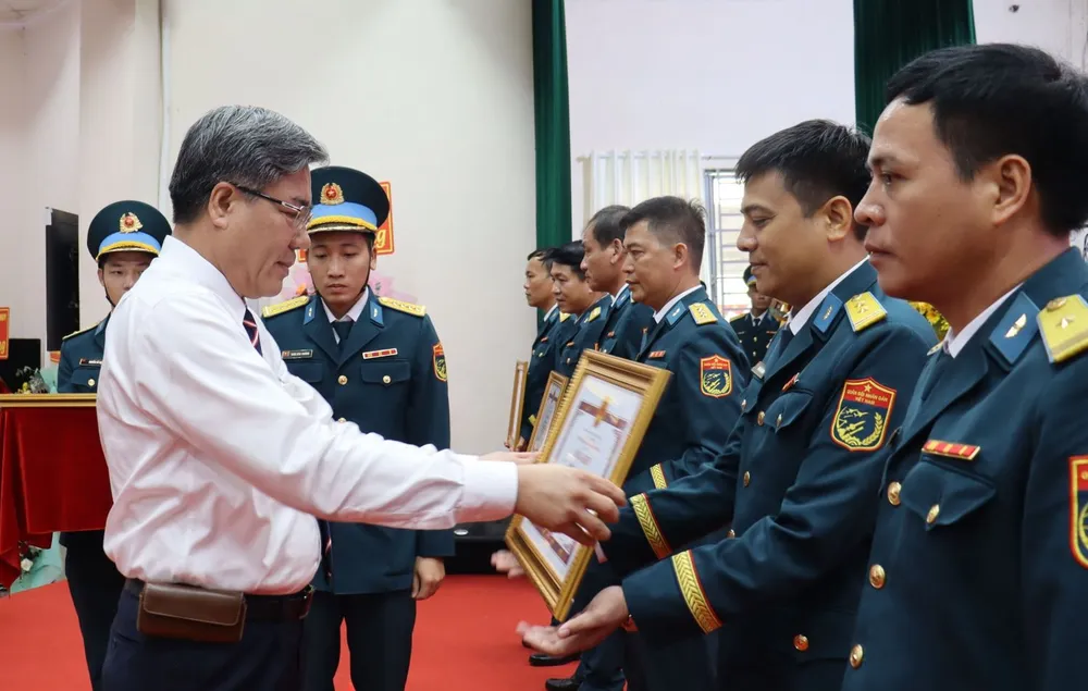 Phó Chủ tịch UBND tỉnh Đồng Nai Dương Minh Dũng tặng Bằng khen cho các tập thể, cá nhân Trung đoàn 935 5.JPG