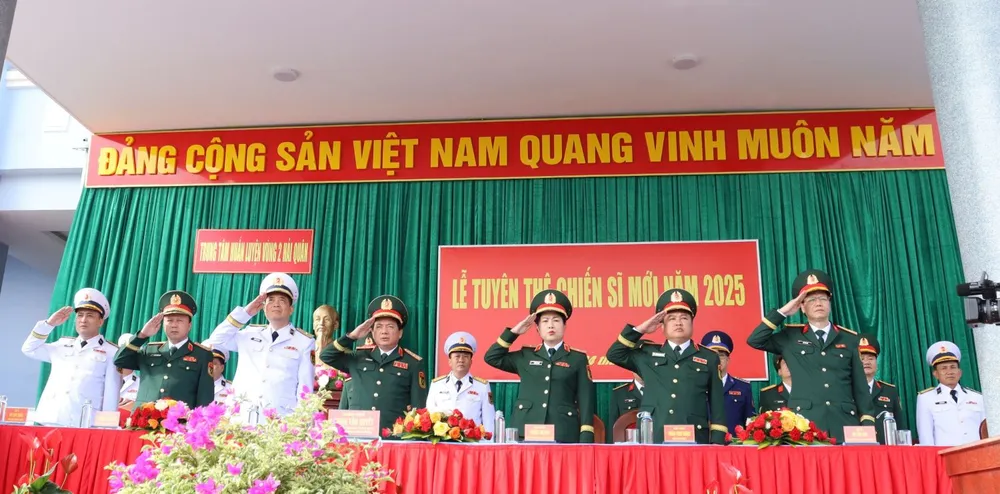 Thủ trưởng Tổng cục Chính trị và các đại biểu dự lễ tuyên thệ 3.JPG