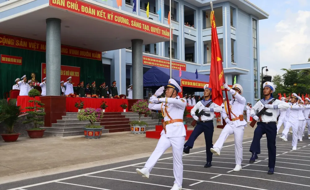 Duyệt đội ngũ trong lễ tuyên thệ 6.JPG