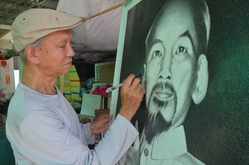 Họa sĩ Võ Đồng Minh, người mà hàng chục năm qua luôn nghĩ về Bác Hồ, luôn đau đáu với tâm nguyện hoàn thành 79 bức tranh, 79 mùa xuân của Bác z6694570392600_44735c399e5cf843ae987cae7fcc6c2d.jpg