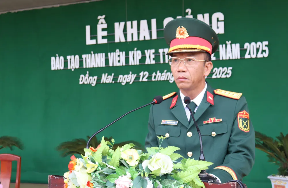 Đại tá Phạm Huy Tuấn phát biểu khai giảng khóa học Anh 1.JPG