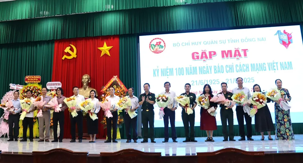 Lãnh đạo Bộ CHQS tỉnh và Ban Tuyên giáo tặng quà, tri ân các nhà báo 1000066366.jpg