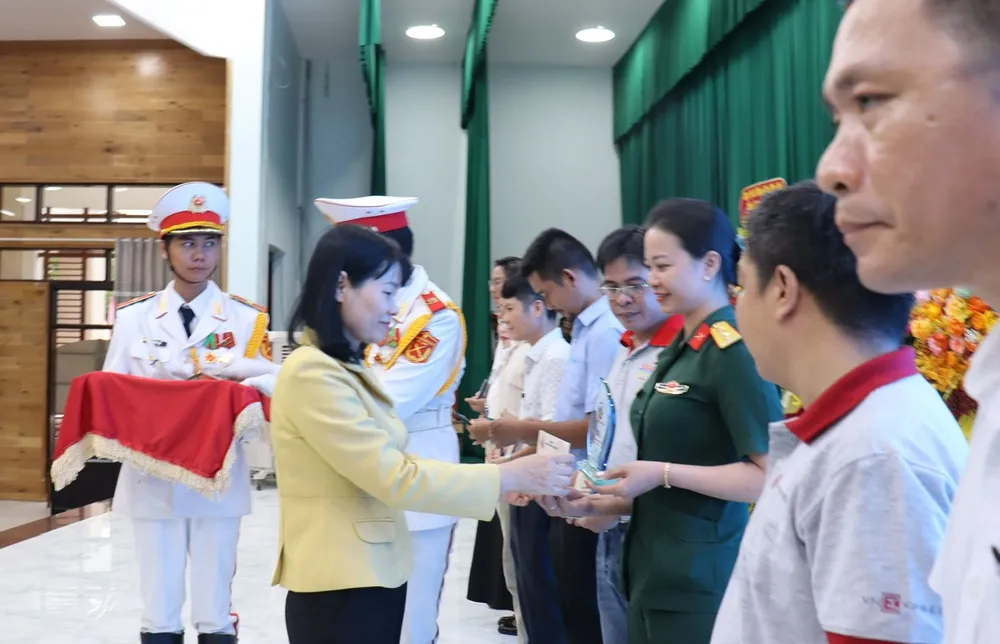 Tặng kỷ niệm chương 100 năm Ngày Báo chí Cách mạng Việt Nam đến các phóng viên, nhà báo 1000066367.jpg