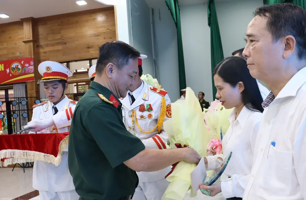 Đại tá Bùi Đăng Ninh tặng hoa tri ân các nhà báo 1000066369.jpg