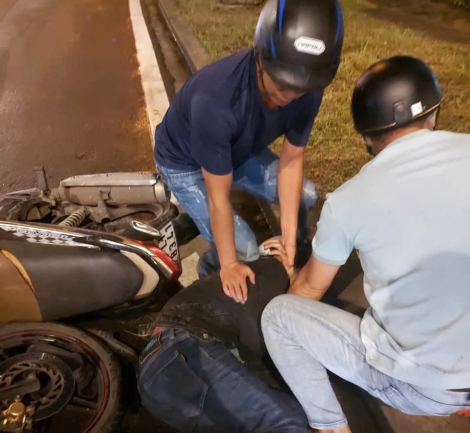 Lực lượng công an khống chế đối tượng Phúc khi đang di chuyển trên đường Võ Văn Kiệt, quận 1, TPHCM a.jpg
