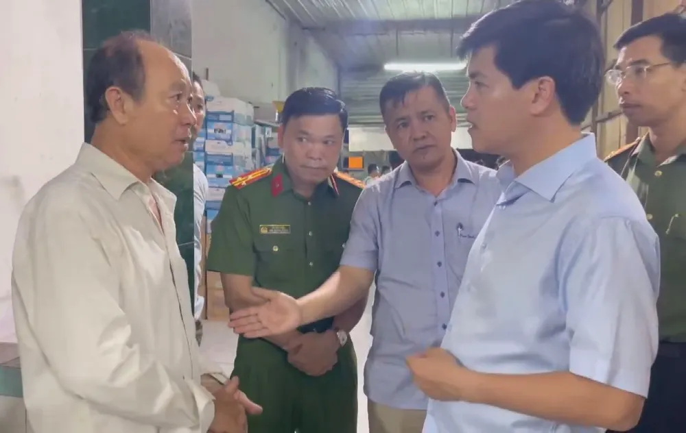 Giám đốc Công an tỉnh Đồng Nai (người đứng bên phải) chỉ đạo các Phòng nghiệp vụ của Công an tỉnh nhanh chóng truy xét, bắt giữ đối tượng gây án A22.jpg