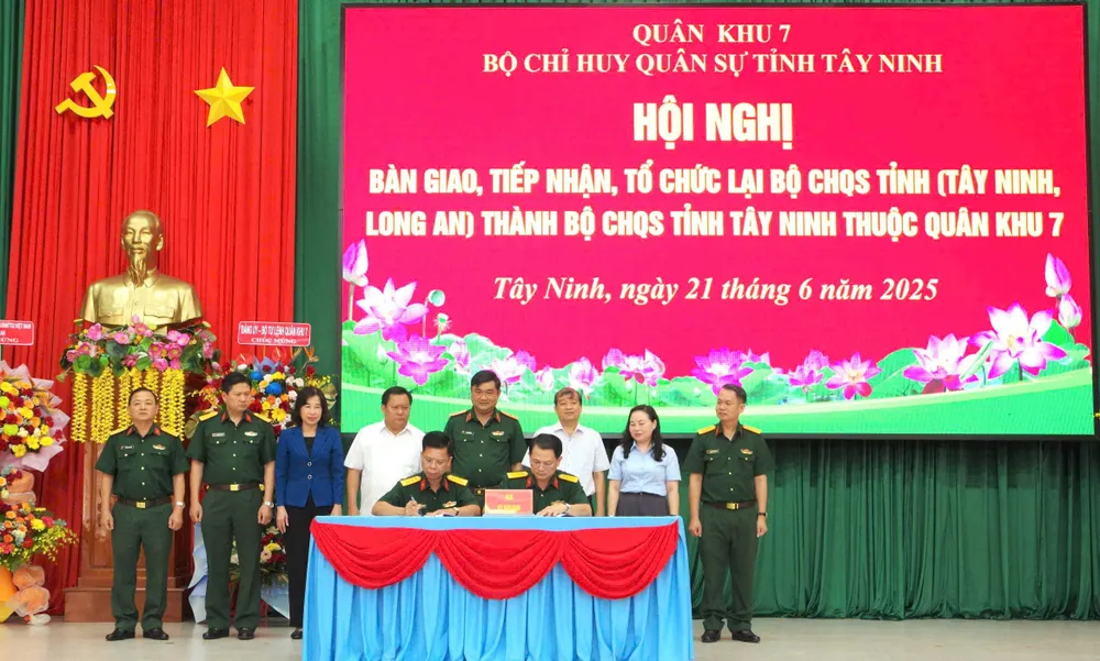 Ký biên bản bàn giao z6750366901650_3807f8ecb113d04bd004e4f51aa821b4.jpg