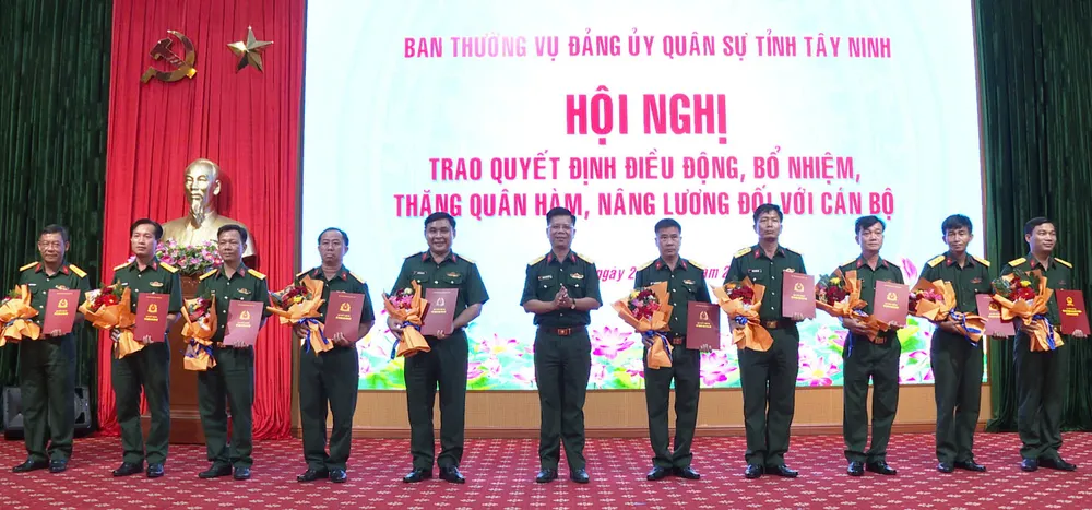 Trao quyết định điều động, bổ nhiệm, thăng quân hàm, nâng lương đối với cán bộ z6750366922377_53c123f77a8cd1ac22948dbbf3e9b91a.jpg