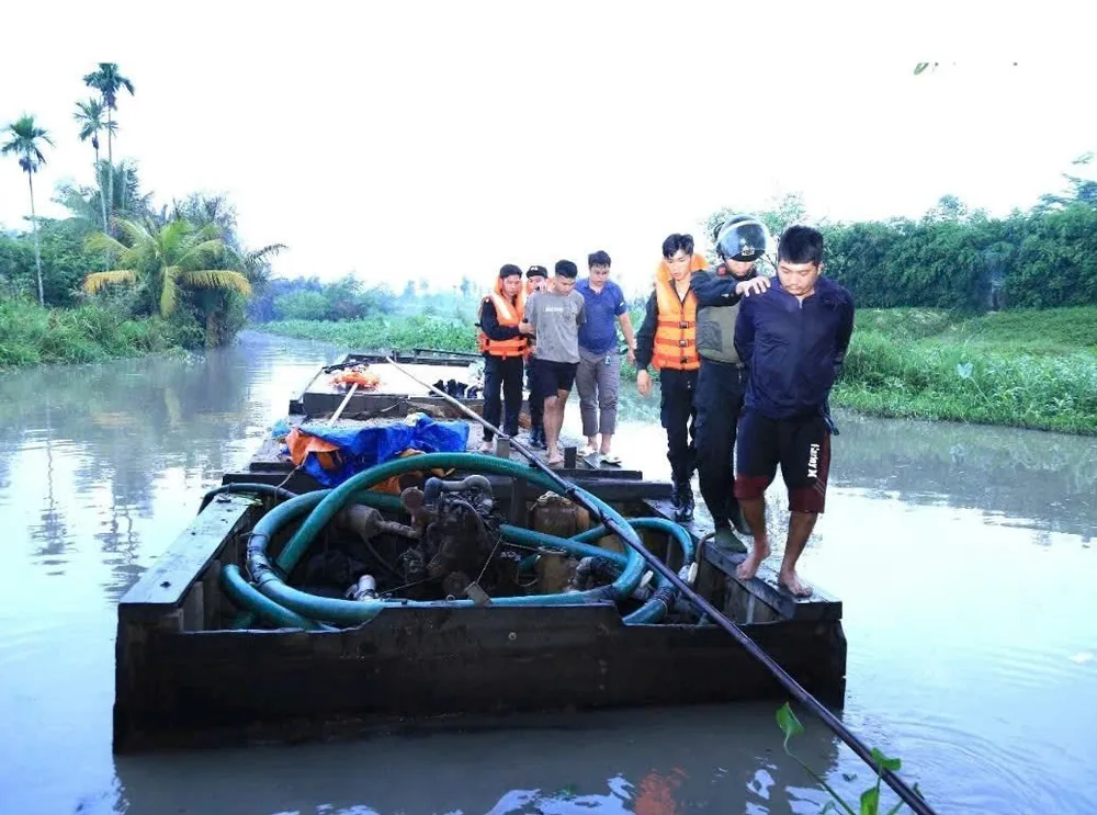 Lực lượng công an bắt giữ nhóm đối tượng 1000068142.jpg