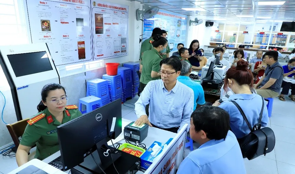 Cán bộ Phòng Quản lý xuất nhập cảnh hướng dẫn làm thủ tục cấp tài khoản định danh điện tử mức độ 2 cho người nước ngoài tận tình, chu đáo 2025-07-03.08-41-51.jpg