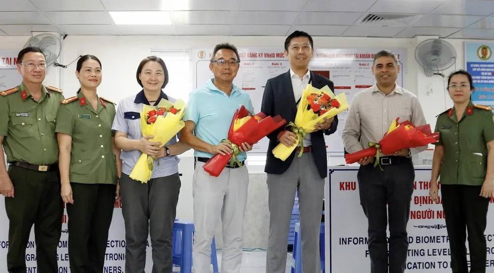 Phòng Quản lý xuất nhập cảnh chúc mừng những người nước ngoài đầu tiên đến làm thủ tục cấp tài khoản định danh điện tử mức độ 2 2025-07-03.12-12-06.jpg