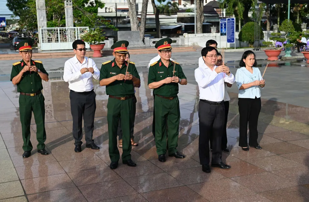 Đồng chí Nguyễn Văn Quyết, Bí thư Tỉnh ủy Tây Ninh viếng và dâng hương tại Nghĩa trang liệt sĩ Trà Võ, xã Thạnh Đức, tỉnh Tây Ninh 1000069083.jpg
