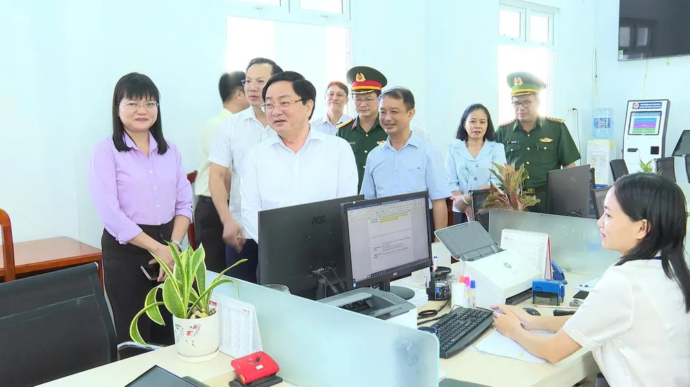 Đồng chí Nguyễn Văn Quyết đến thăm Trung tâm Hành chính công phường Hòa Thành 1000069084.jpg