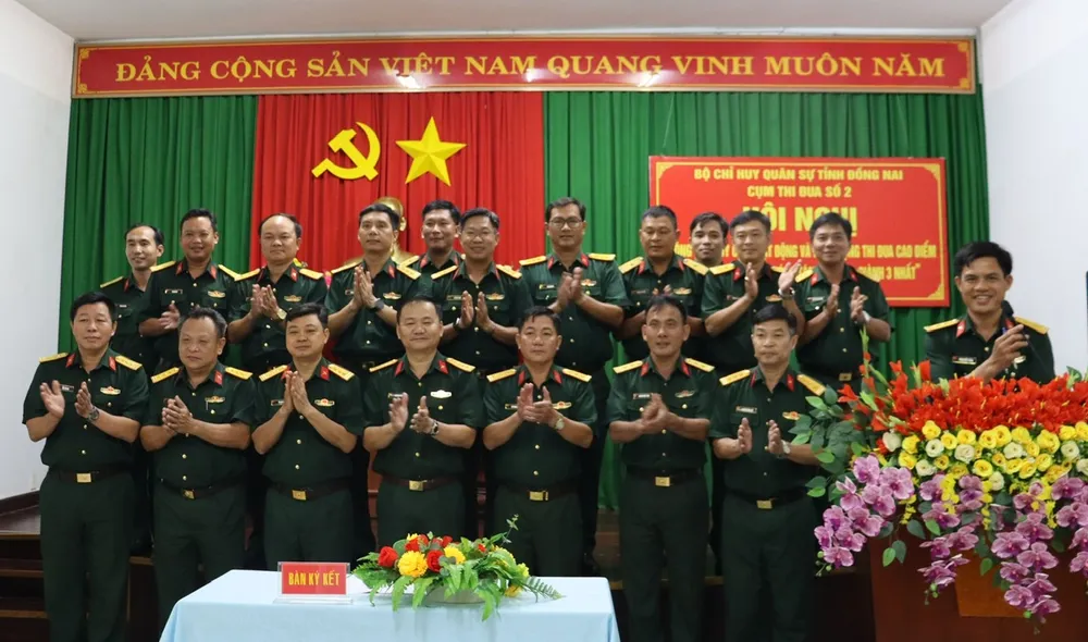 Thủ trưởng Bộ CHQS tỉnh và các thành viên trong cụm tại hội nghị Ninh 2.jpg