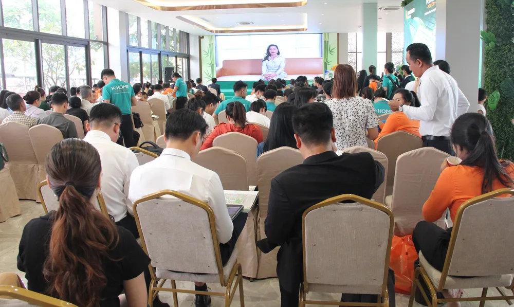 Khách hàng tham gia bốc thăm trúng thưởng Khách hàng tham gia bố thăm trúng thưởng.JPG