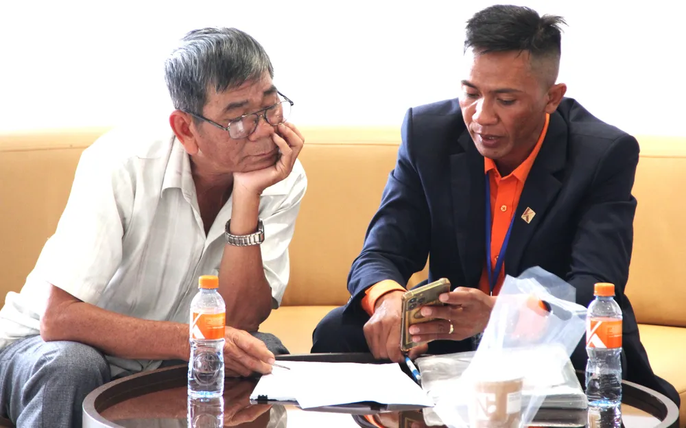 Nhân viên Công ty Kim Oanh tư vấn cho khách hàng Nhân viên Công ty Kim Oanh tư vấn cho khách hàng.JPG