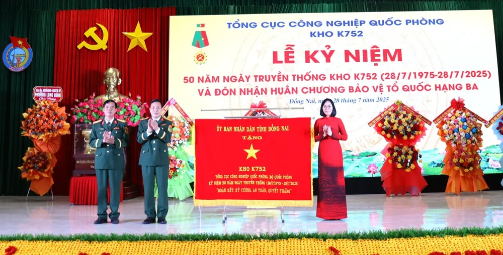 Phó Chủ tịch UBND tỉnh Đồng Nai Nguyễn Thị Hoàng trao tặng đơn vị bức trướng nhân kỷ niệm 50 năm Ngày Truyền thống Tổng cục Công nghiệp quốc phòng z6849566872759_a46c4230afe2c66486b5150ff94c12ab.jpg